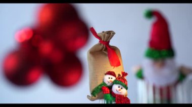 Mutlu Noeller ve yeni yıl geçmişi. Noel süslemesi.