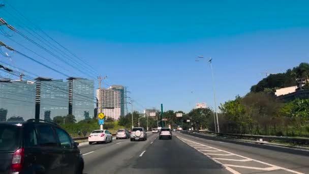 巴西圣保罗市 皮涅罗外围的公路上塞满了交通和电力塔 — 图库视频影像