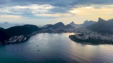 Rio de Janeiro, Brezilya 'dan kalkan ya da varan bir uçağın güzel hava manzarası. Botafogo 'nun hava manzarası.