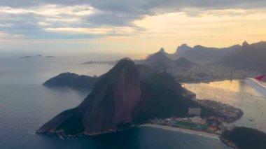 Rio de Janeiro, Brezilya 'dan kalkan ya da varan bir uçağın güzel hava manzarası. Sugar Loaf Dağı ve plajlarının havadan görünüşü.