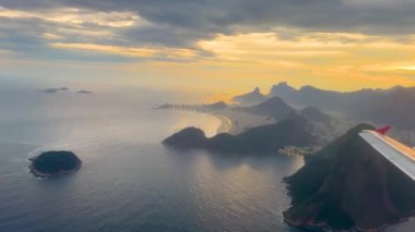 Rio de Janeiro, Brezilya 'dan kalkan ya da varan bir uçağın güzel hava manzarası. Sugar Loaf Dağı ve Copacabana Sahili 'nin havadan görünüşü.
