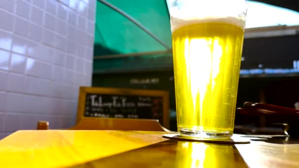 グラスに泡が入った新鮮なビール ゴールデンビールと軽い夏の背景に満ちたガラス — ストック動画