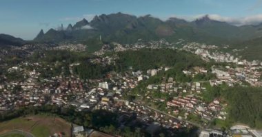 Muhteşem manzara ve dağ kasabası. Tanrı 'nın Parmağı Dağı, Teresopolis şehri, Rio de Janeiro Eyaleti, Brezilya.