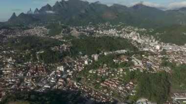 Muhteşem manzara ve dağ kasabası. Tanrı 'nın Parmağı Dağı, Teresopolis şehri, Rio de Janeiro Eyaleti, Brezilya.