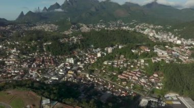 Muhteşem manzara ve dağ kasabası. Tanrı 'nın Parmağı Dağı, Teresopolis şehri, Rio de Janeiro Eyaleti, Brezilya.