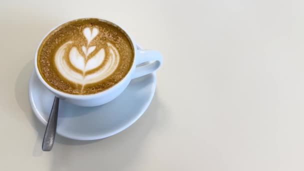 Kahverengi Arka Planda Kalp Şeklinde Köpüklü Kapuçino Art Latte Bir — Stok video