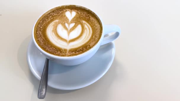 Cappuccino Szív Alakú Habbal Barna Háttérrel Art Latte Egy Pohárban — Stock videók