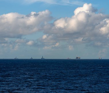 Petrol ve gaz endüstrisi. Petrol geliştirme için offshore üretim platformu.