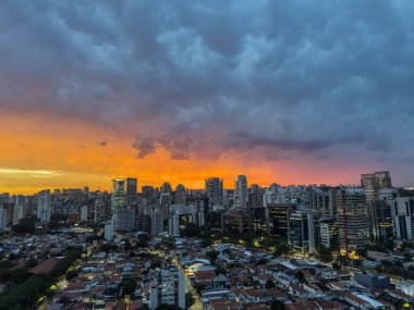 Şehirde güzel bir gün batımı. Paulo, Cidade Mones bölgesi, Brezilya.