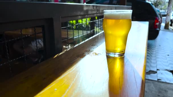 Ένα Ποτήρι Κρύας Μπύρας Είναι Στο Τραπέζι Κρύο Ποτήρι Μπύρα — Αρχείο Βίντεο