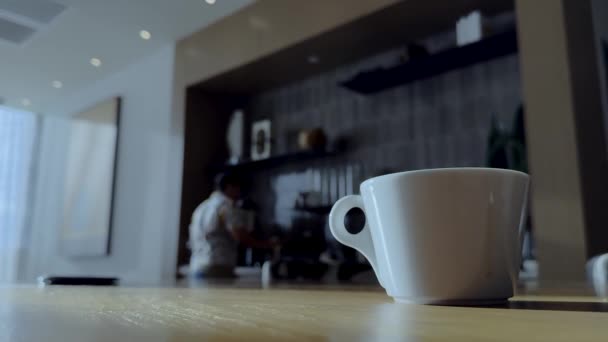 Uma Chávena Café Branca Mesa Fundo Uma Barra Embaçada — Vídeo de Stock