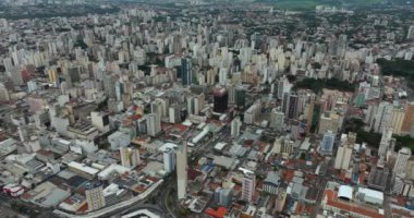 Dünyanın dört bir yanındaki büyük şehirlerin havadan görünüşü. Campinas şehri, Sao Paulo eyaleti, Brezilya. Güney Amerika.