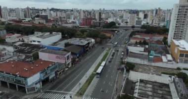 Dünyanın dört bir yanındaki büyük şehirlerin havadan görünüşü. Campinas şehri, Sao Paulo eyaleti, Brezilya. Güney Amerika. Joao Jorge BRT İstasyonu.