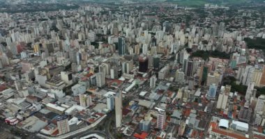 Dünyanın dört bir yanındaki büyük şehirlerin havadan görünüşü. Campinas şehri, Sao Paulo eyaleti, Brezilya. Güney Amerika.
