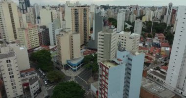 Dünyanın dört bir yanındaki şehirlerin havadan görünüşü. Campinas şehri, Sao Paulo eyaleti, Brezilya. Güney Amerika. Dr. Moraes Salles Caddesi. 
