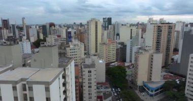 Dünyanın dört bir yanındaki şehirlerin havadan görünüşü. Campinas şehri, Sao Paulo eyaleti, Brezilya. Güney Amerika. Dr. Moraes Salles Caddesi.