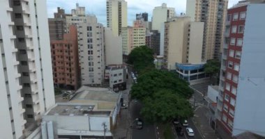 Dünyanın dört bir yanındaki şehirlerin havadan görünüşü. Campinas şehri, Sao Paulo eyaleti, Brezilya. Güney Amerika. Dr. Moraes Salles Caddesi.