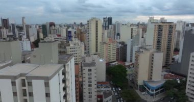 Dünyanın dört bir yanındaki şehirlerin havadan görünüşü. Campinas şehri, Sao Paulo eyaleti, Brezilya. Güney Amerika. Dr. Moraes Salles Caddesi.
