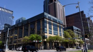 Gündüz vakti araba sürüyorum. Silicon Laboratuar Ofisi. S 1. Cadde, Austin, TX 78704. Amerika.. 