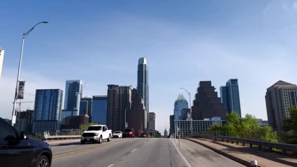 Auto Das Tagsüber Einer Allee Fährt Austin 313 Congress Ave — Stockvideo