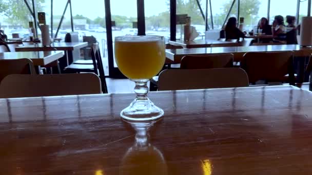 レストランのテーブルの上にビールのガラス — ストック動画