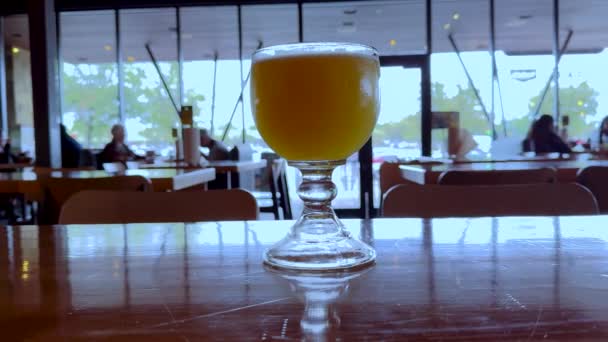 Szklanka Piwa Stole Restauracyjnym — Wideo stockowe