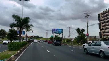 Arabanın içinden görüntüyü al. Campinas City, Sao Bernardo mahallesi, Prestes Maia Bulvarı, Brezilya. 05/22/2024