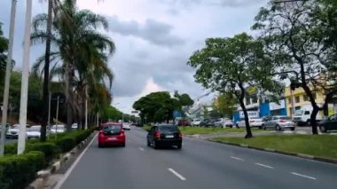 Arabanın içinden görüntüyü al. Campinas City, Sao Bernardo Mahallesi, Prestes Maia Bulvarı, Brazil.05 / 22 / 2024