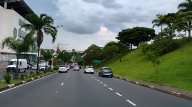 Arabanın içinden görüntüyü al. Campinas City, Sao Bernardo Mahallesi, Prestes Maia Bulvarı, Brazil.05 / 22 / 2024