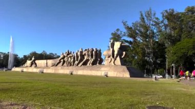 Ibirapuera Park 'taki Bayraklar Anıtı, Sao Paulo, Brezilya.