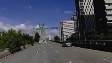 Kablolu TV ile çalışan dünya köprüsü. Sao Paulo şehri, Brezilya, Güney Amerika. 05/27/2024