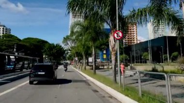 POV 'u şehrin içinden geçiyor. Sao Paulo şehri, Santo Amaro Bulvarı, Acacia Garden Mahallesi, Brezilya. 05-28-2024