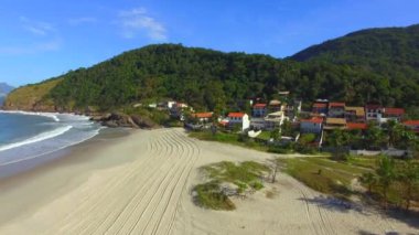 Rio de Janeiro manzaralı bir plaj cenneti. Piratininga Plajı, Niteroi Şehri, Brezilya.