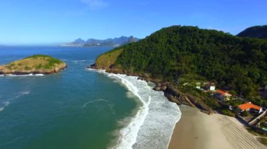 Rio de Janeiro manzaralı bir plaj cenneti. Piratininga Plajı, Niteroi Şehri, Brezilya.