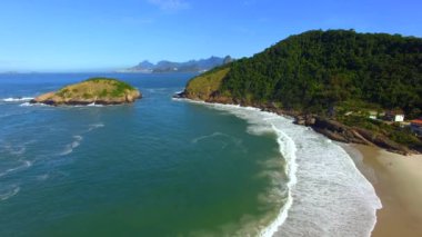 Rio de Janeiro manzaralı bir plaj cenneti. Piratininga Plajı, Niteroi Şehri, Brezilya.