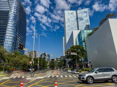 Güneşli bir günde güzel sokaklar - Vila Olimpia mahallesinde Chedid Jafet Caddesi, Sao Paulo, Brezilya.