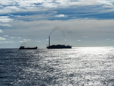 Petrol ve gaz endüstrisi. Yüzen üretim deposu ve FPSO gemileri boşaltılıyor.