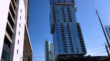 Gün içinde bir caddede araba sürüyor. ABD, Austin _ 112 Batı Caddesi, Austin, TX 78701, 08-02-2024