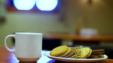 Kahve ve farklı türde kurabiyeler. Bir kupa espresso aroması..