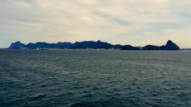 Rio de Janeiro 'nun panoramik deniz manzarası. Brezilya.