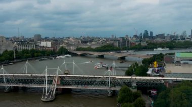 Londra, Birleşik Krallık. Hungerford Köprüsü ve Altın Jübile Köprüsü.