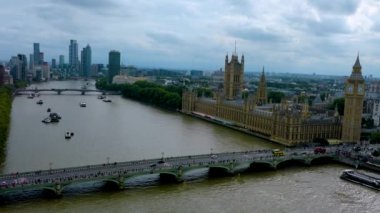 Londra, Birleşik Krallık. Birleşik Krallık Parlamentosu. Big Ben 'in arkasındaki bulutlu gökyüzü. Bulutlu bir günde Westminster Köprüsü. 09/29/2024