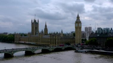 Londra, Birleşik Krallık. Birleşik Krallık Parlamentosu. Big Ben 'in arkasındaki bulutlu gökyüzü. Bulutlu bir günde Westminster Köprüsü. 09/29/2024