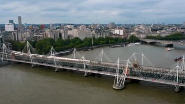 Londra, Birleşik Krallık. Hungerford Köprüsü ve Altın Jübile Köprüsü.