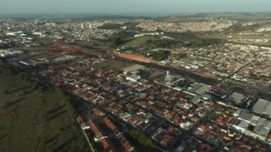 Brezilya 'nın Sao Paulo eyaletindeki Botucatu şehrinin Kraliyet İlçe Villa, Imperial Park, Marajoara Park ve Central Park bölgelerini kapsayan hava manzarası. 10/08/2024