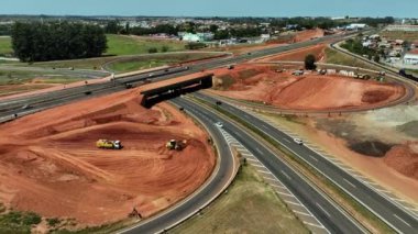 Otoyol altyapısının gelişiminin yüksek açılı hava görüntüsü. Shopping Botucatu 'ya giden yolun inşaatı, öğretmen Joao Hipolito Martins Otoyolu (SP-209) üzerindedir. 10/05/2024