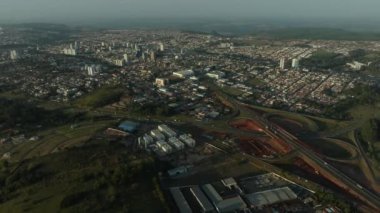 Güney Amerika 'daki şehirlerin havadan görüntüsü. Botucatu şehri, Sao Paulo Eyaleti, Brezilya. 10-08-2024