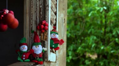 Noel Baba ve Kardan Adam Noel ve Yeni Yıl için birlikte. Noel ve Yeni Yıl konsepti. 11-30-2024