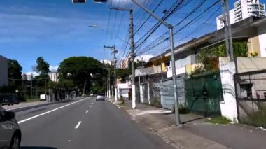 POV 'u şehrin içinden geçiyor. So Paulo şehri, Vila Cordeiro mahallesi, Avenida Santo Amaro, Brezilya. 05-28-2024