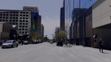 Gün içinde bir caddede araba sürüyor. ABD, Austin, Brazos St, Texas Eyaleti, 78701 Mart 2024